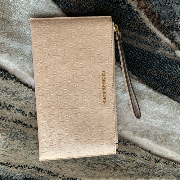 Michael Kors Signature Cluth - Picture 5 of 5